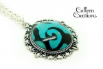 collier-pendentif-support-bleu-noir